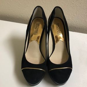 Black velvet suede & Gold Michael Kors Pumps
